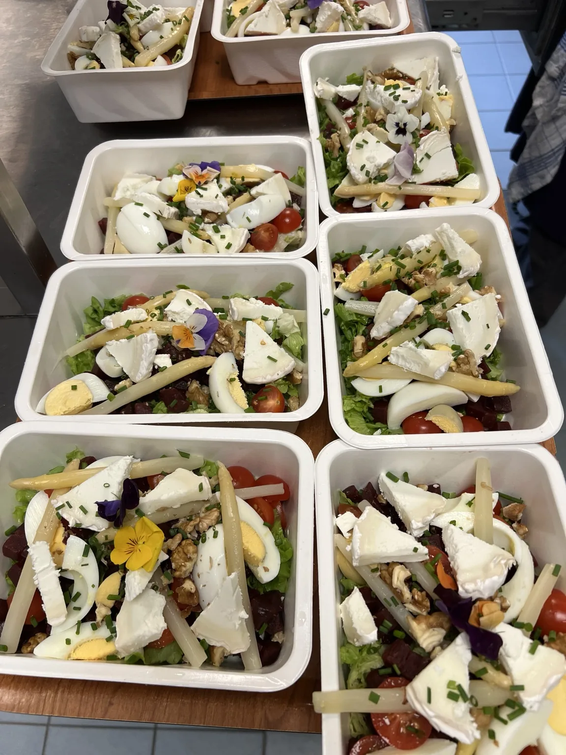 Salades fraîches préparées pour Les Cabanes de La Galetière